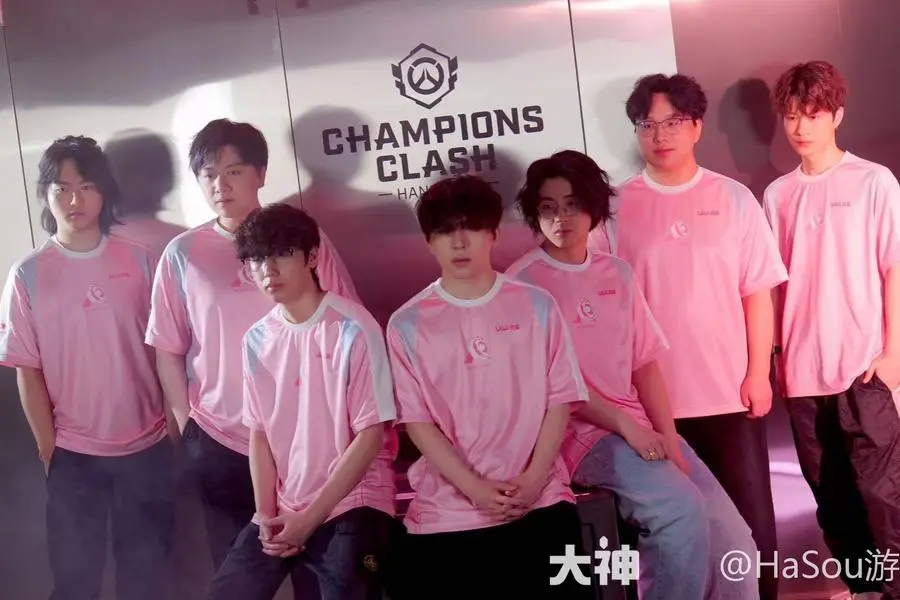 温馨一刻：老将Super赛后与新人选手亲切拥抱，传承精神。-易倍电竞