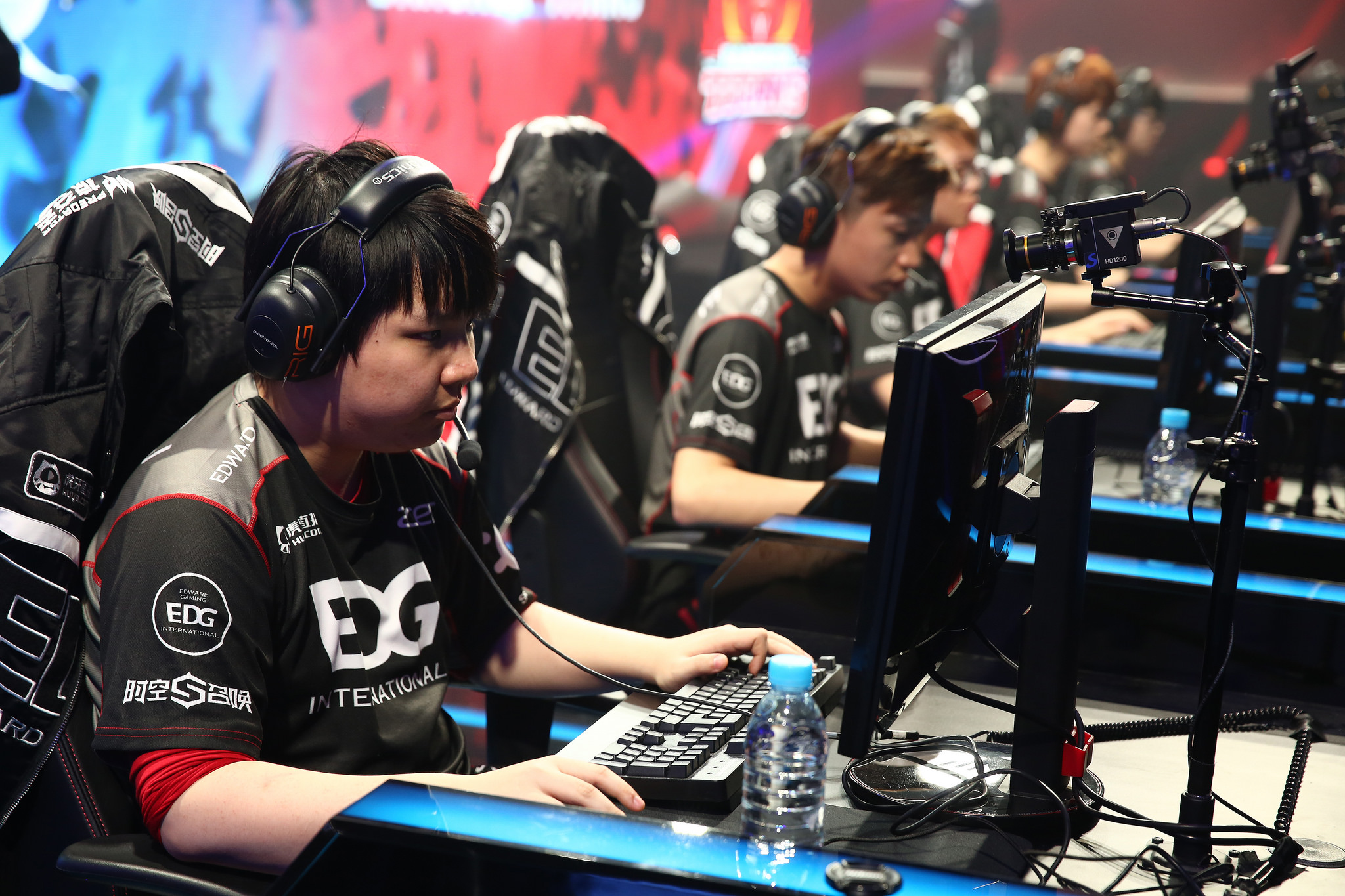 s1mple赛后辅导donk：电竞新星收获满满，温馨互动成佳话-易倍电竞