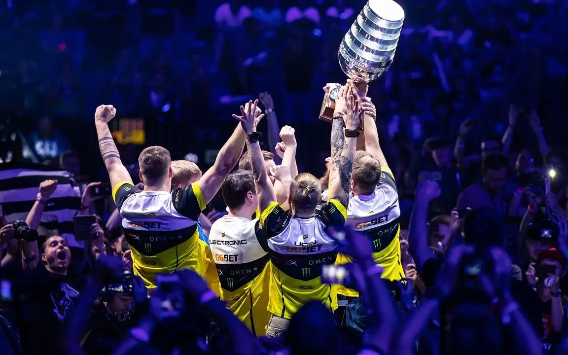 暖心一幕：ZmjjKK赛后与对手NRG s0m交换队服，展现友谊。-易倍电竞